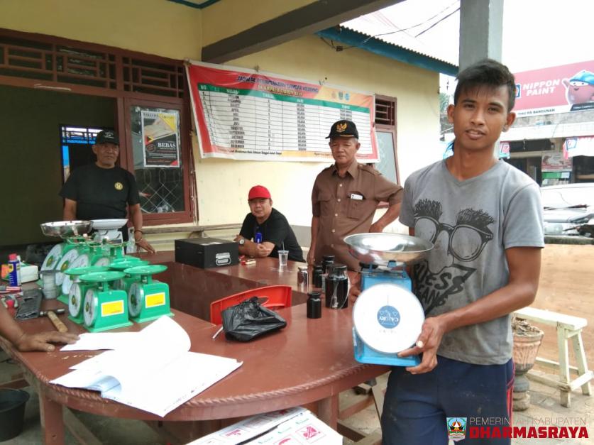 Diskumperdag Kab. Dharmasraya Gelar Sidang Tera Ulang Timbangan di Pasar Ampalu Kec. Koto Salak.